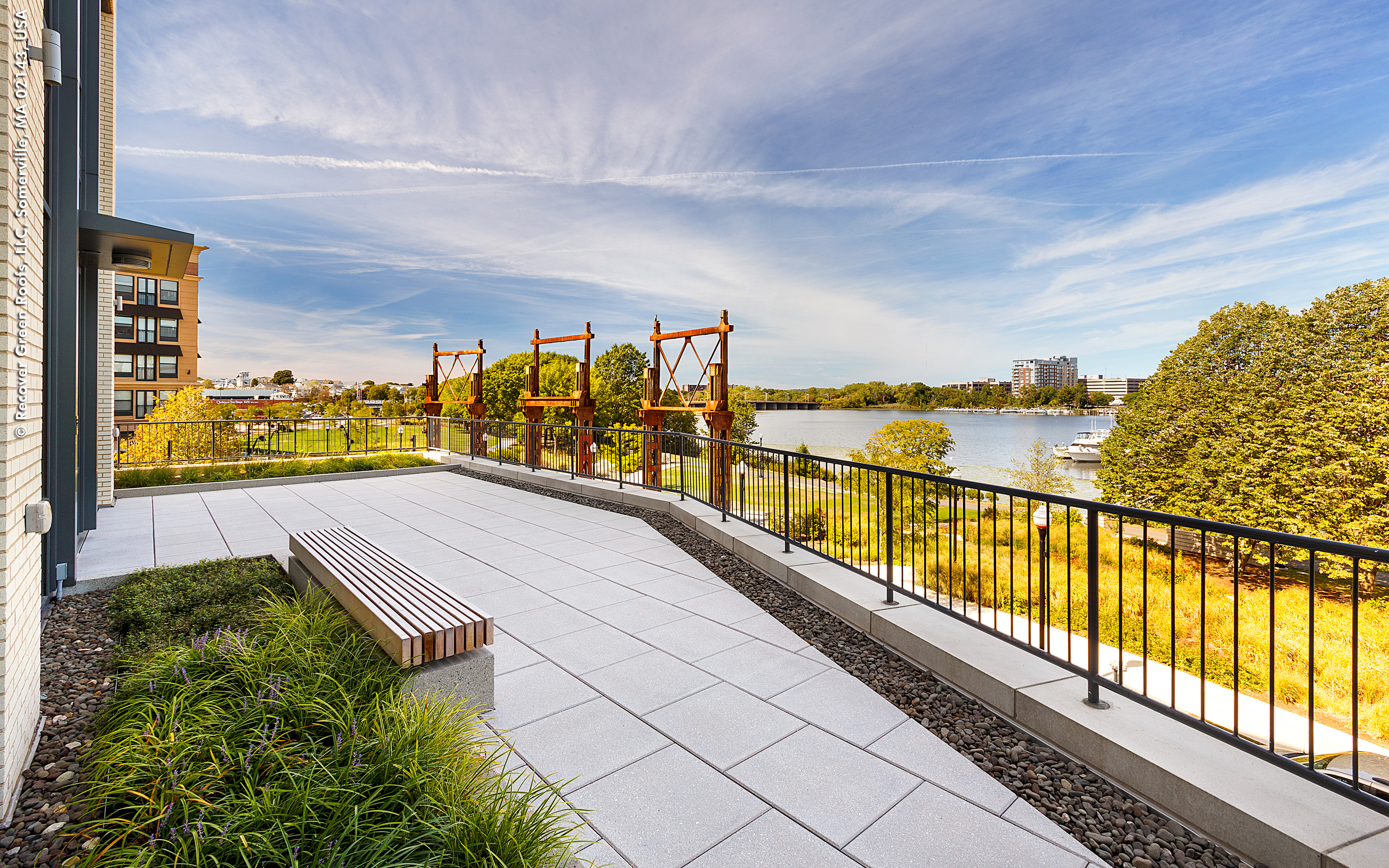 Floradrain® FD 40-E ensures a safe drainage of excess water under the elements to the roof drains. Roof terrace with plant bed and bench